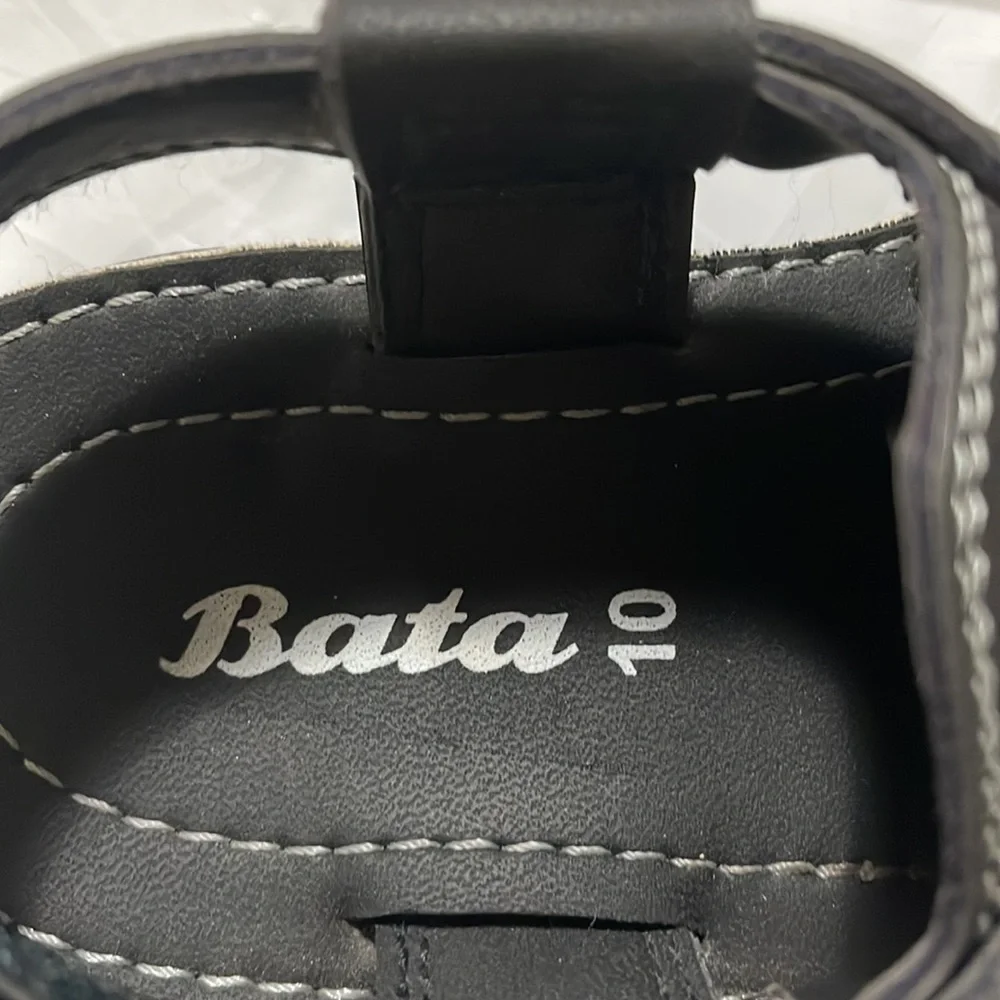 Bata boys size 10 sandal- like new condition- fully reversible - Picture 4 of 5